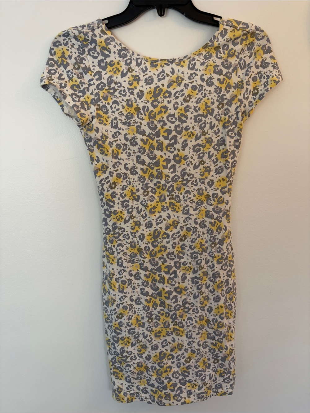 Women's Short Sleeve Leopard Print Sheath Dress - Yellow & Gray